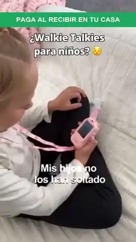 Niña jugando con su walkie-talkie en el sillón